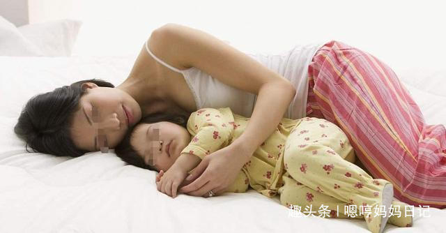 婴儿床|一家三口午睡照火了,父母呼呼大睡宝宝独坐床头,网友孩子真难