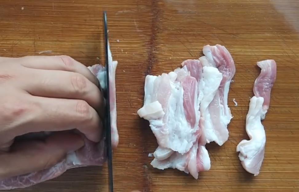 五花肉不要老是红烧了,试试这样做,香辣美味,越嚼越香!