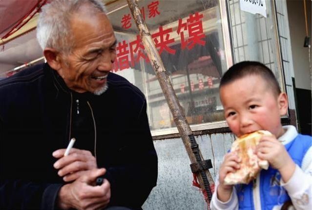 独生子女|“总来我家蹭饭羞不羞？”姥爷逗外孙，孩子的童言稚语让老人心寒