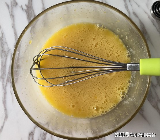 做戚风蛋糕总失败？不如来做这款，鸡蛋不用打发，简单一拌就能烤
