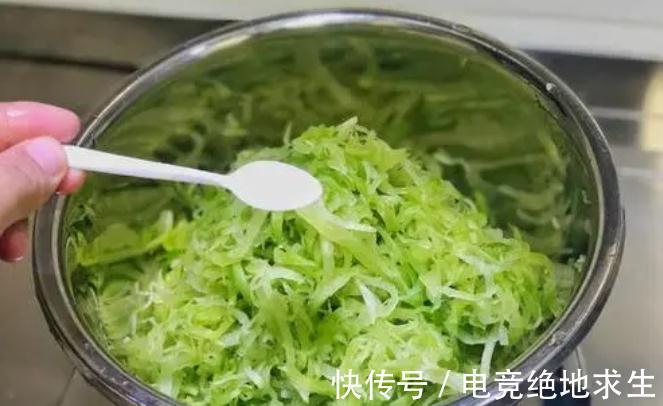 炸萝卜丸子，做好2个关键步骤，丸子外酥里嫩不发硬，教你做法