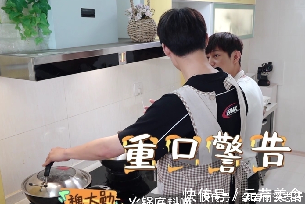 魏大勛一把將調(diào)料倒進(jìn)鍋中,誰注意他接下來舉動何炅要哭了