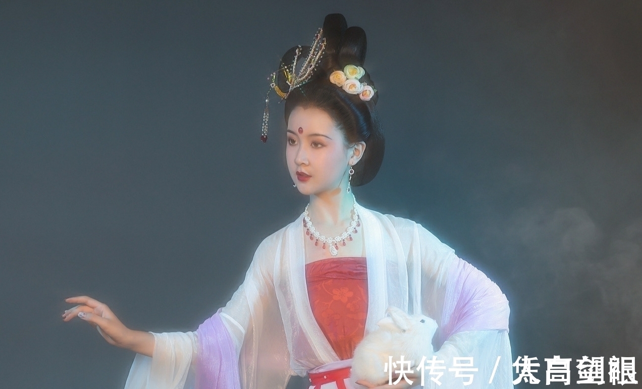 玉兔蟾光#月·七绝·十首丨思君不忍音尘断,玉兔蟾光两渺茫