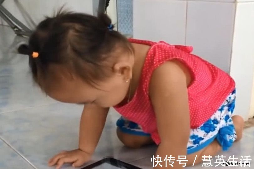 妈妈|妈妈说“爸爸被困在手机里”,宝宝瞧瞧手机泪目了,心疼宝宝一秒
