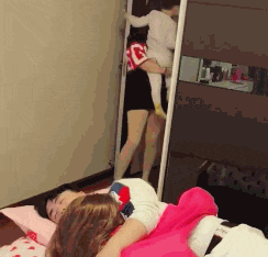 |搞笑GIF趣图:铲屎的，整天就知道玩手机，你是不是不爱我了？