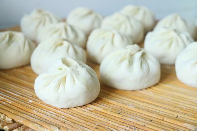 面团|三伏天蒸包子，用酵母粉还放碱面吗？照着发面，包子蓬松圆鼓