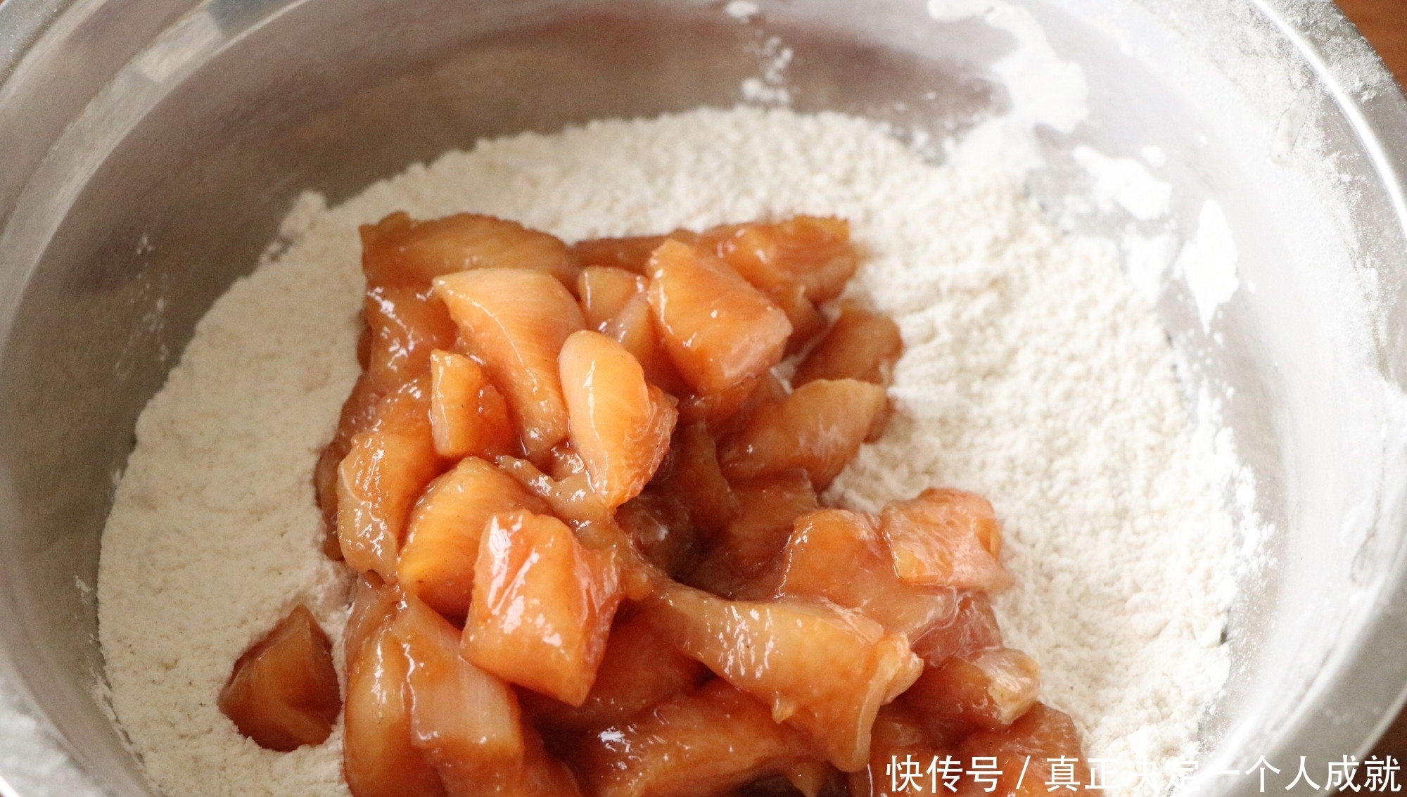 鸡胸肉还可以这样吃,既当零食又当菜,咬一口嘎嘣脆,解馋更美味