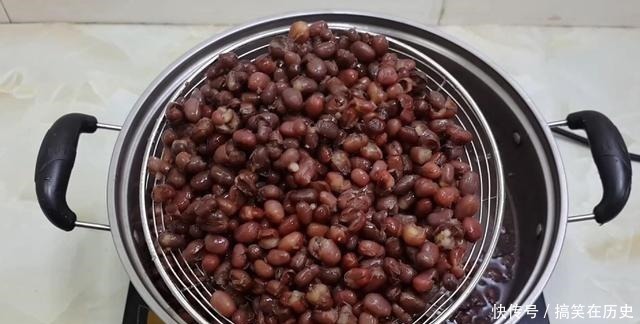 以后面粉就这样做,加3个鸡蛋,不用烤不用蒸,比蛋糕都香甜好吃