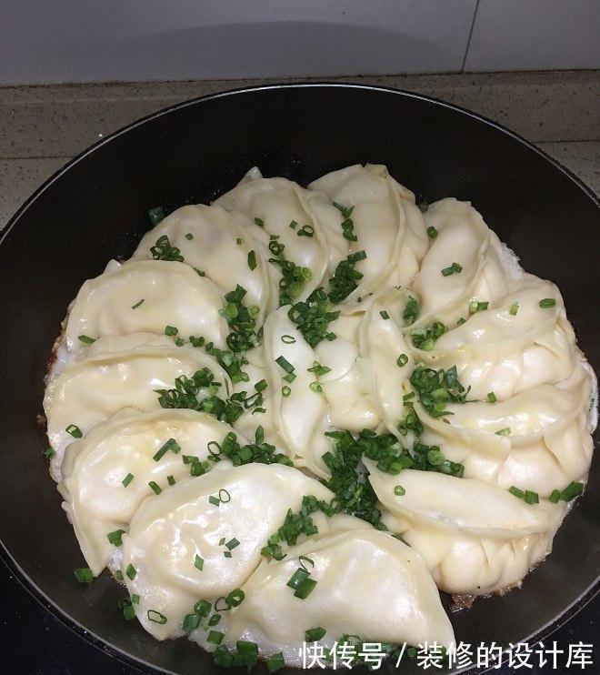 店家都没有营业,只能自己动手,今天试试韭黄猪肉锅贴,一样美味