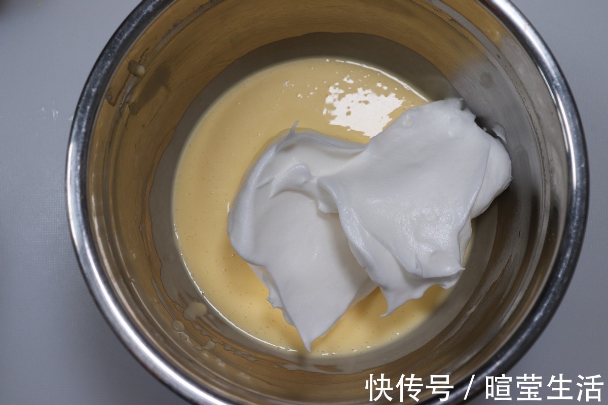 戚风蛋糕|自制酸奶蛋糕，松软香甜，比戚风蛋糕还要好吃，做法很简单