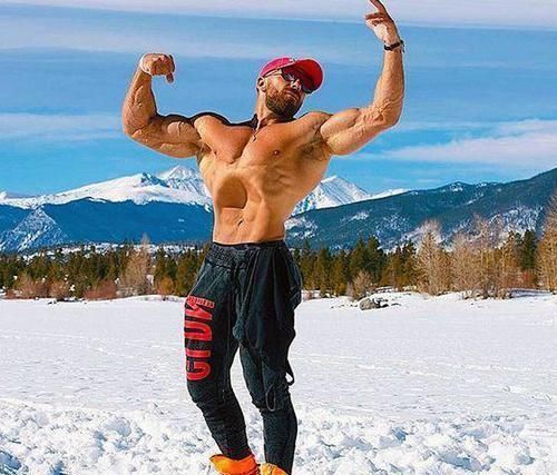 健美运动员|男子健身练出健美真空腹, 身材魁梧, 退役后却当上了服装设计师!