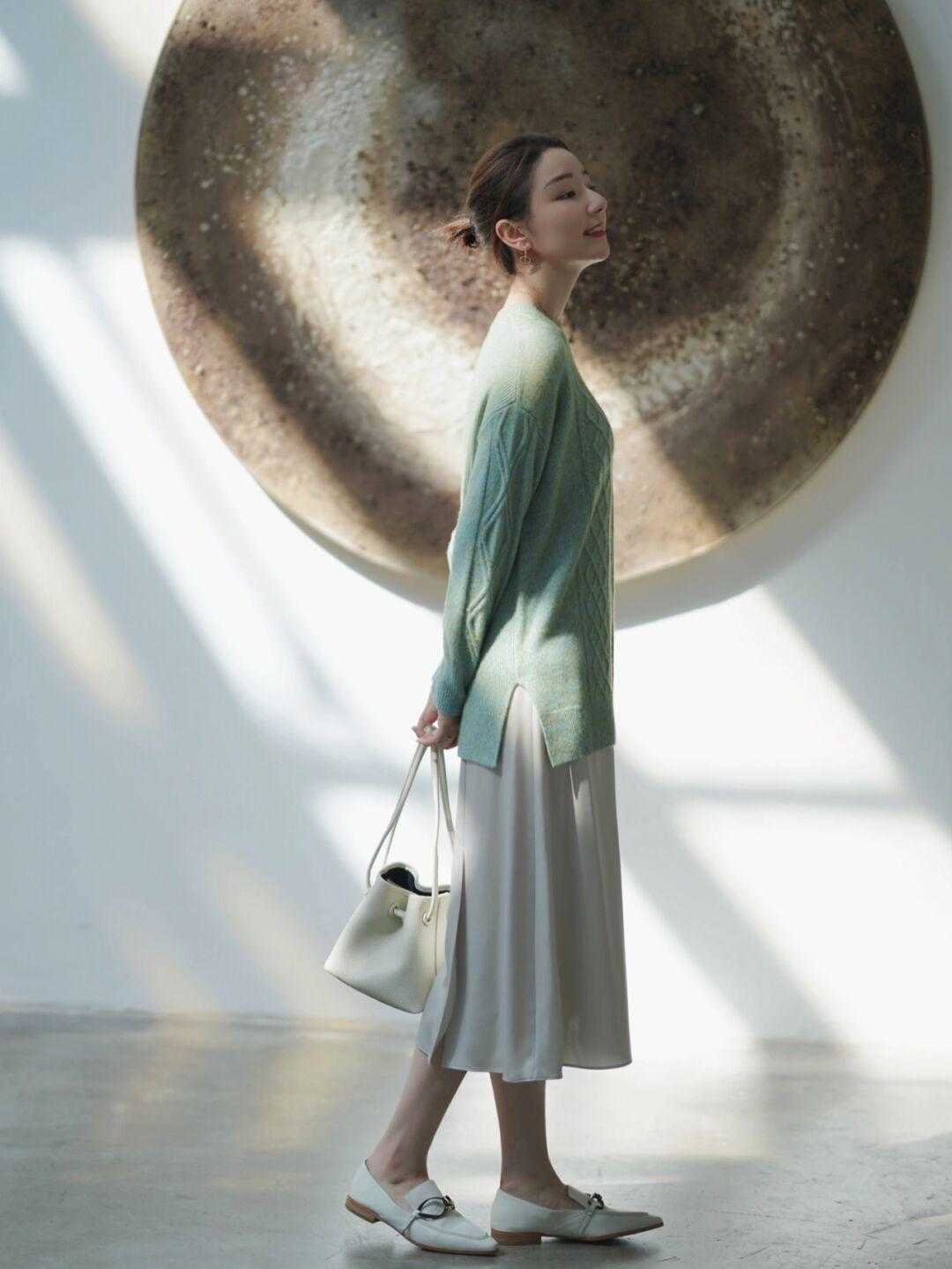 灰蓝色 套头毛衣随意搭,活力满满,青春减龄