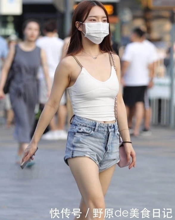 高跟鞋|美目盼兮的美女,一件粉色背心配白色短裤,时尚性感迷人