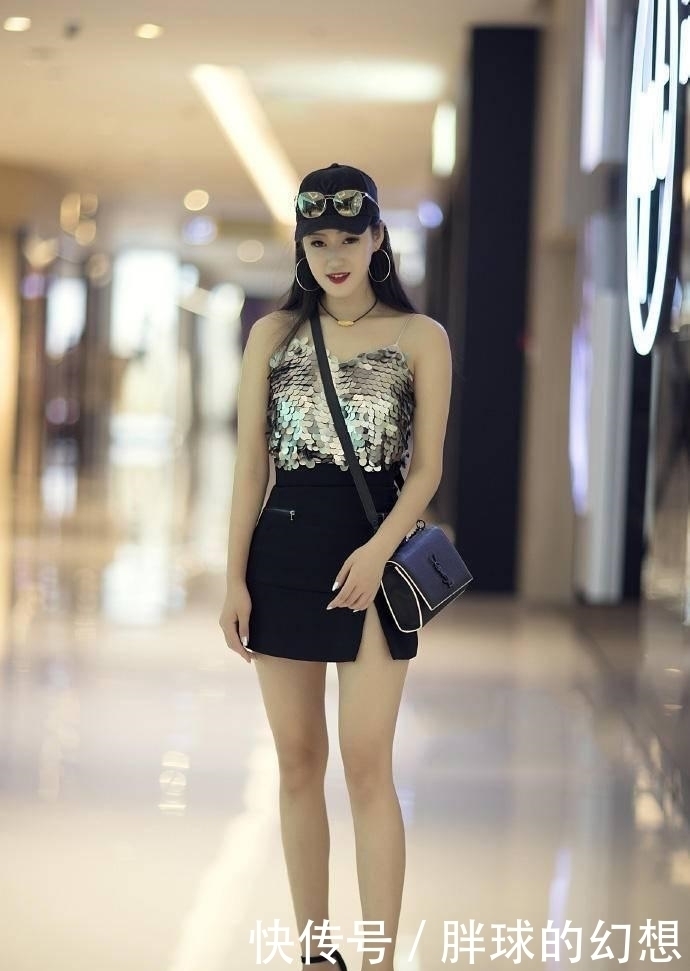 位小姐姐|街拍小姐姐一袭吊带薄纱裙,秀出优雅高贵的气质