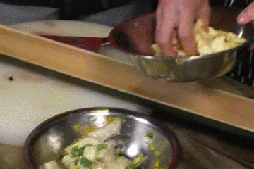 美食｜几位主持人齐齐抬竹子，难道要改行做木工？