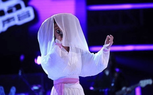 她曾因長得丑蒙面上中國好聲音,被那英拒絕,后來卻高不可攀