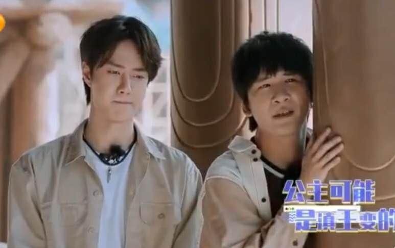 被迫|王一博答错问题被惩罚却享受指压板,现场学孔雀被迫营业