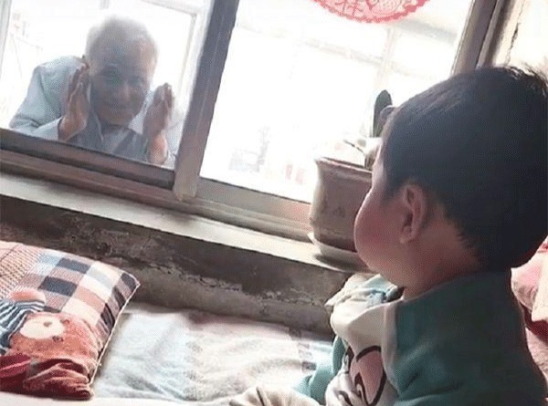 孙辈|最暖的隔辈亲!85岁爷爷趴窗台“偷看”1岁宝宝,让无数网友鼻酸