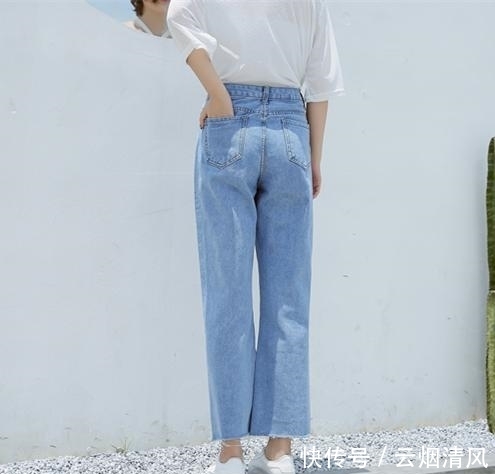 卫衣配牛仔裤才好看，上宽下窄无敌显瘦