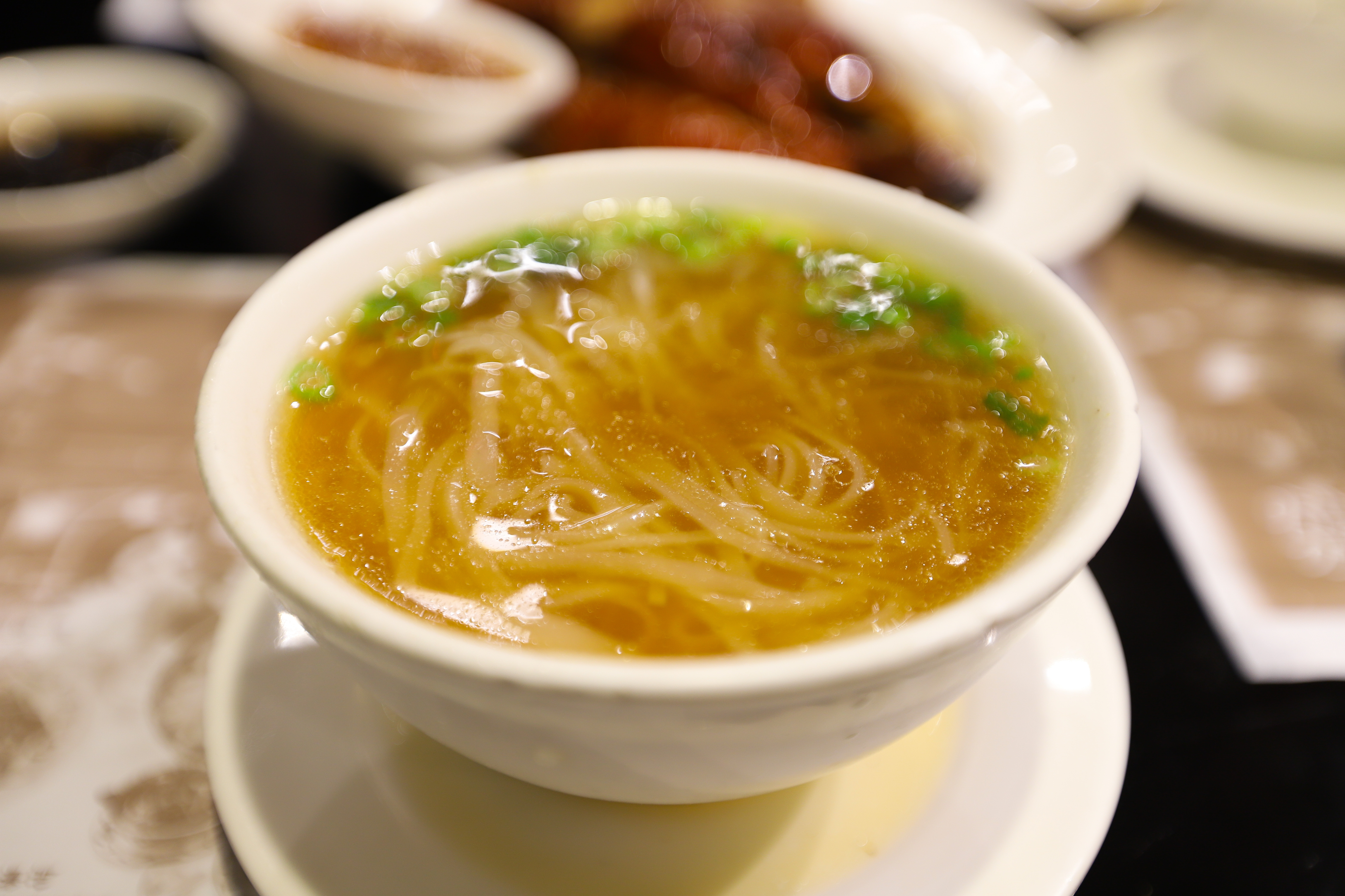 香港的深井烧鹅堂食时,还配送了一碗面条.