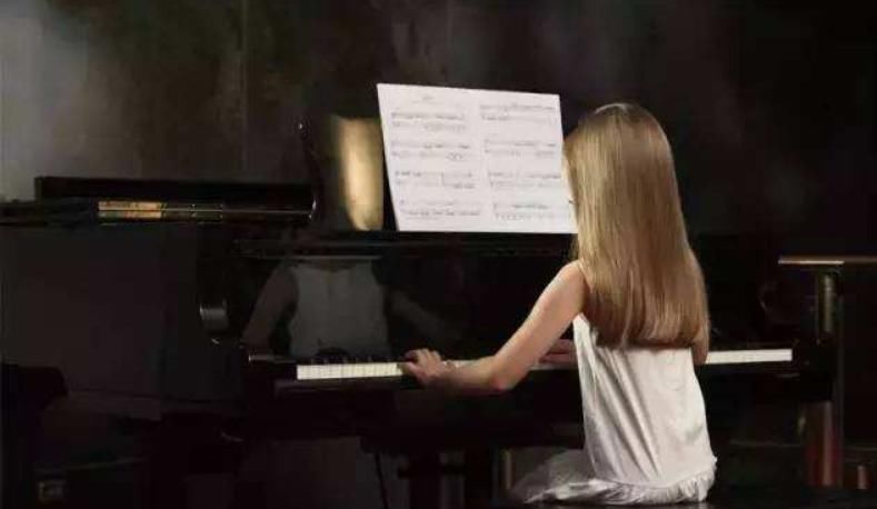 兴趣|你为自家孩子报名了哪些兴趣辅导班?学钢琴过时了,第一种烧钱呀