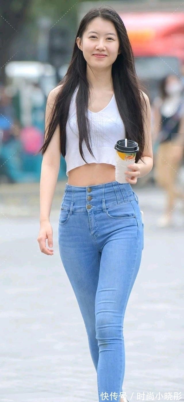 减龄 清新减龄的夏日穿搭,少不了收腰短衫+牛仔裤的组合,时尚显气质