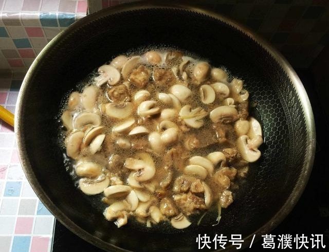 口蘑|买点口蘑回家炖牛肉,汤汁浓郁,口蘑Q弹,是一道不错的下饭菜