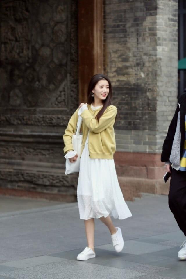 街拍:美女边走边喝饮料的,黑色连衣裙素雅大方