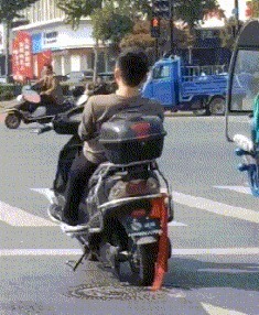 |搞笑GIF:老公你要相信我 我膝盖上面的伤就是这么来的