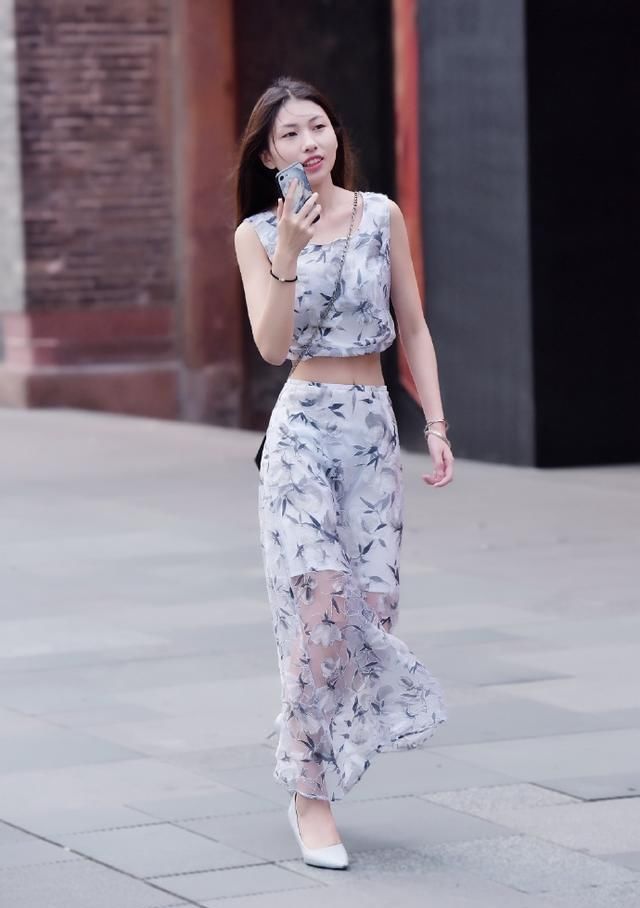 时髦女孩选择“国风”套装，不仅气质出众，而且大胆前卫