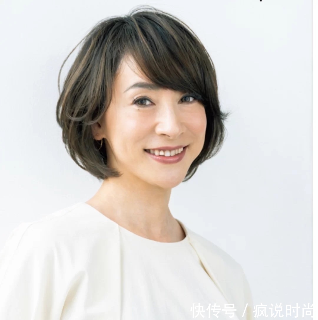 烫发 适合50岁大圆脸女人的发型，选择适合自己的发型，才更显年轻