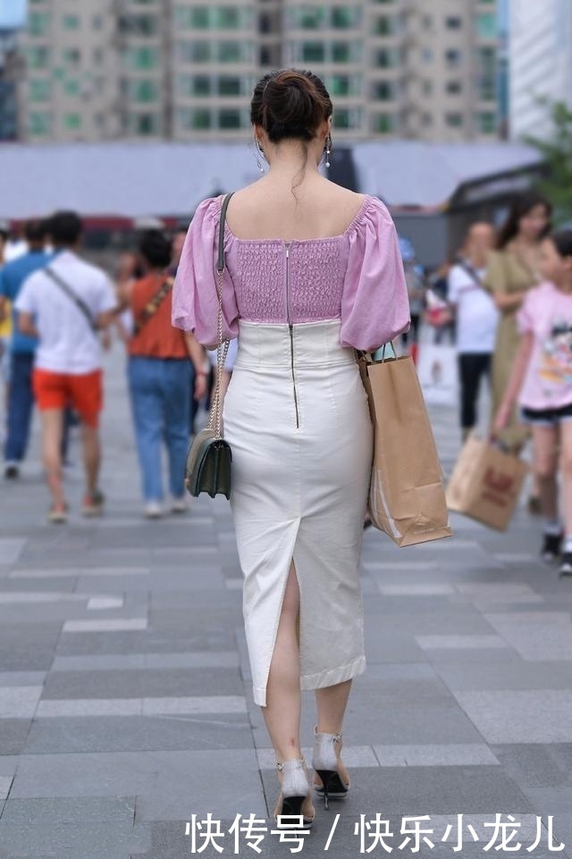 时尚穿搭，小姐姐白皙的皮肤，在黑色衬衫的衬托下，十分优雅大方