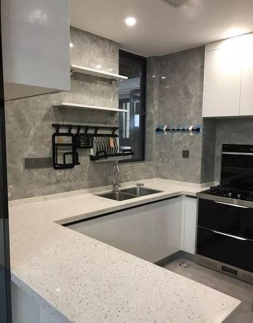 收纳|老公在厕所门口打个柜子，超实用，跟卧室一起，能装下“全世界”