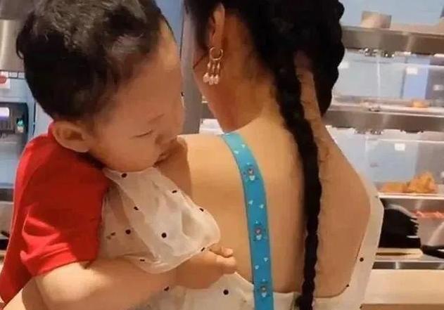 暖男|妈妈穿“露肩装”出门,直男宝宝操碎了心,网友:长大后是个暖男