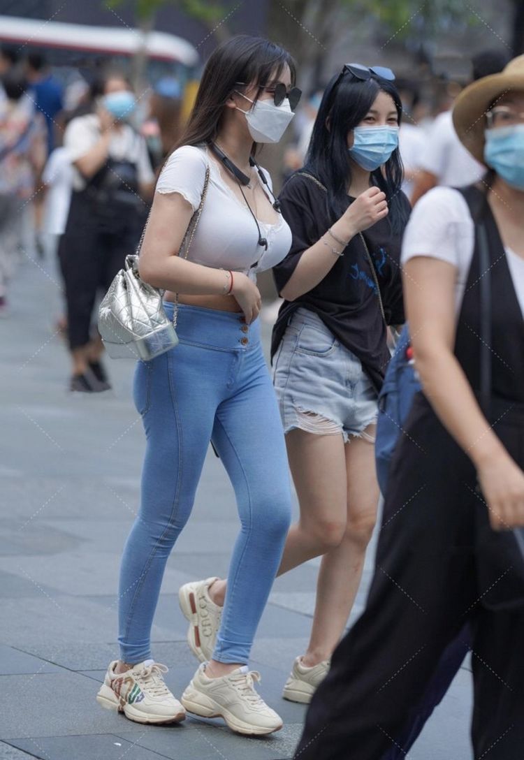 街拍|街拍，蕾丝的肚脐装，轻松穿出时尚达人气质