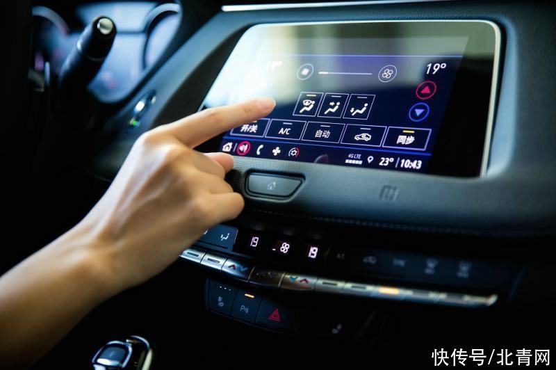 女性消费觉醒：精致的悦己，不只于服饰