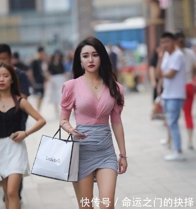 时尚|时尚街拍成熟的小姐姐一身粉嫩装扮,紧身牛仔裤笔直修长