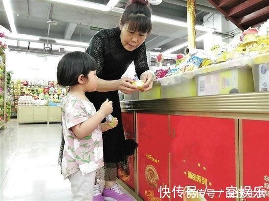 糖果|“你家娃偷拿东西,请接受搜身”,妈妈一句话,工作人员立马放行