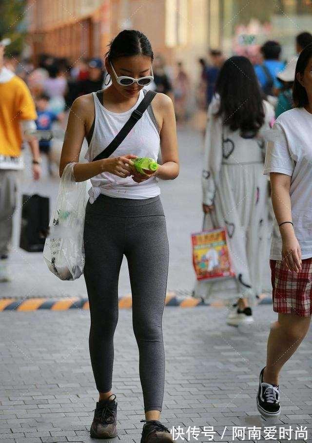 字裤|亲民风格的打底裤,简单搭配就能让造型美感进阶,非常不错。