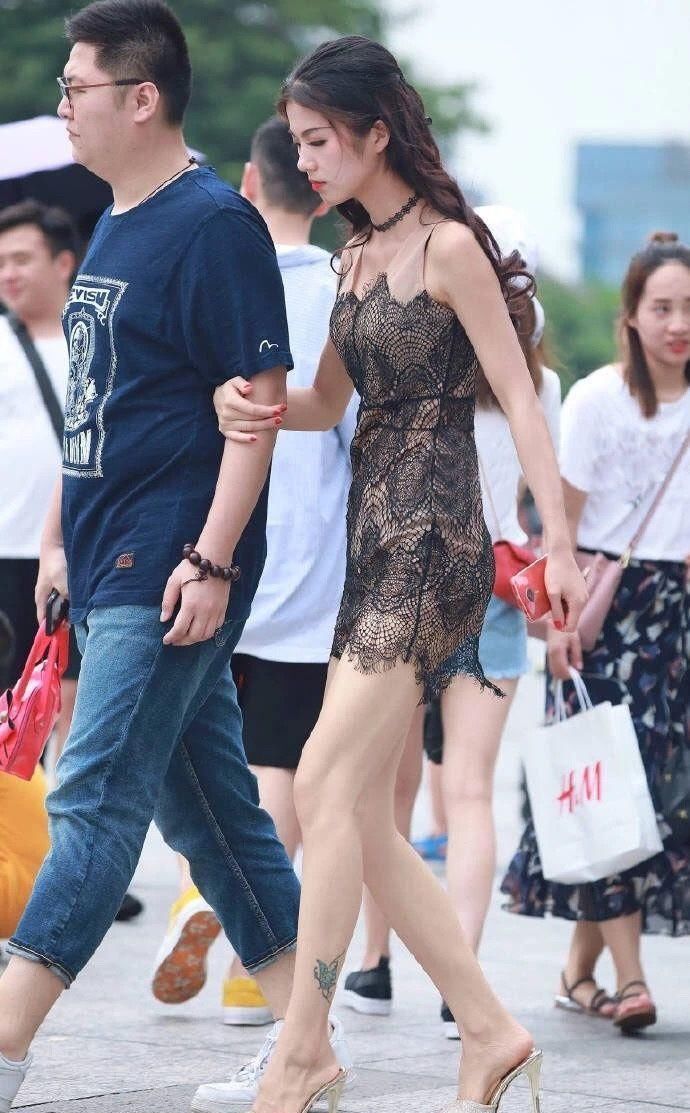 气质 街拍:粉色长袖连衣裙打造独特气质,超衬御姐风,简约耐看更迷人