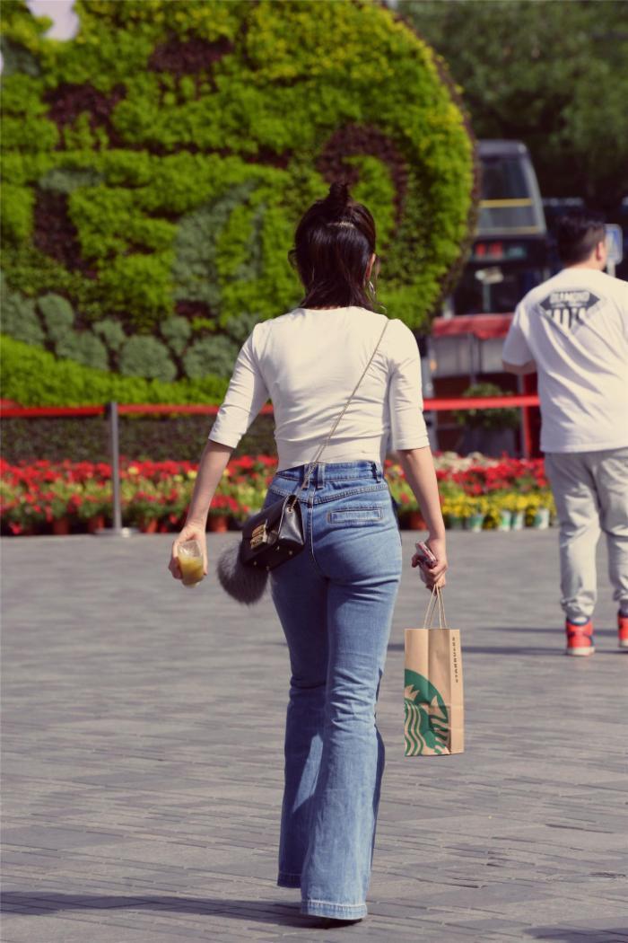 略胜一筹|牛仔裤的穿搭,还是喇叭裤的小姐姐略胜一筹哦
