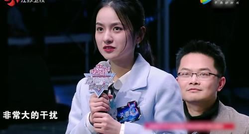 关睿怡指出了选手敢怒不敢言的问题，薛兆丰却当场甩锅，太尴尬了