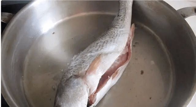 一道苦瓜鱼，美容养颜又减肥、关键做法还简单