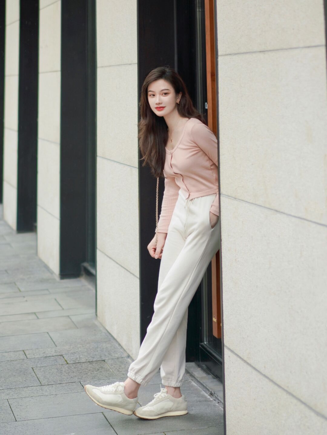 针织开衫 秋冬,怎么穿针织开衫更美?搭配上牛仔裤或者半身裙,温柔又优雅