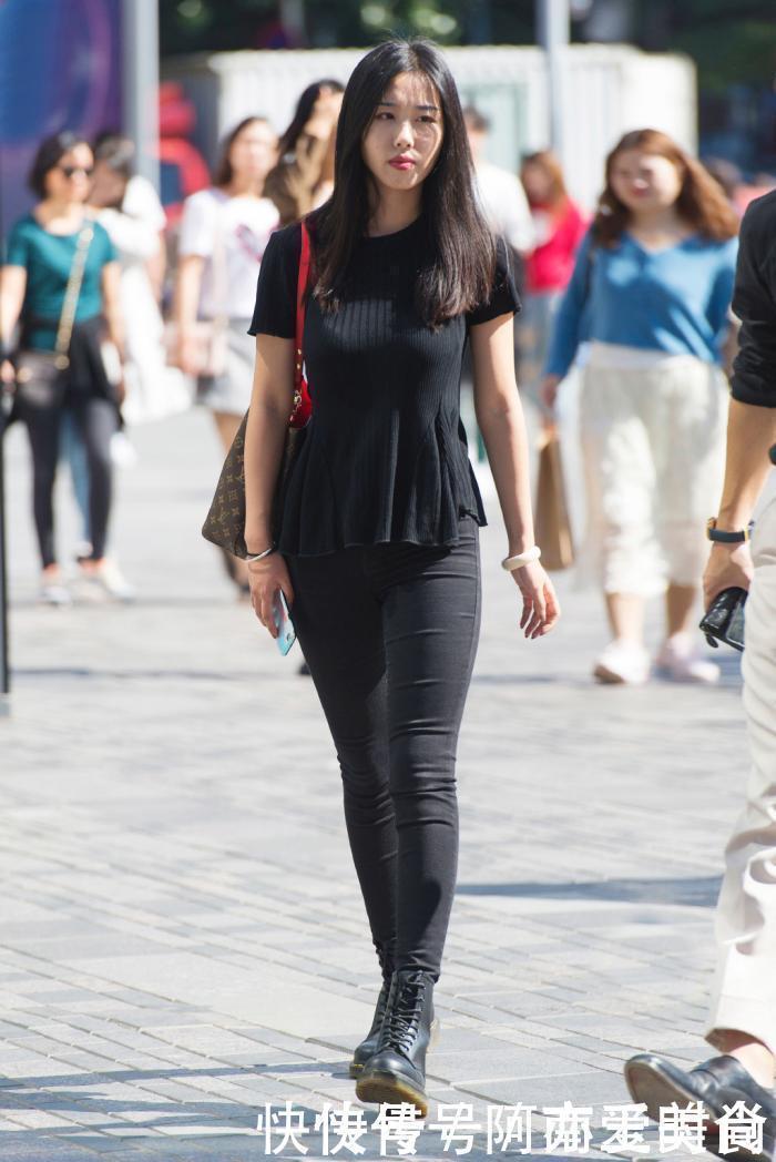 时尚街拍:小姐姐一身黑,包的这么严实不知道热不热?