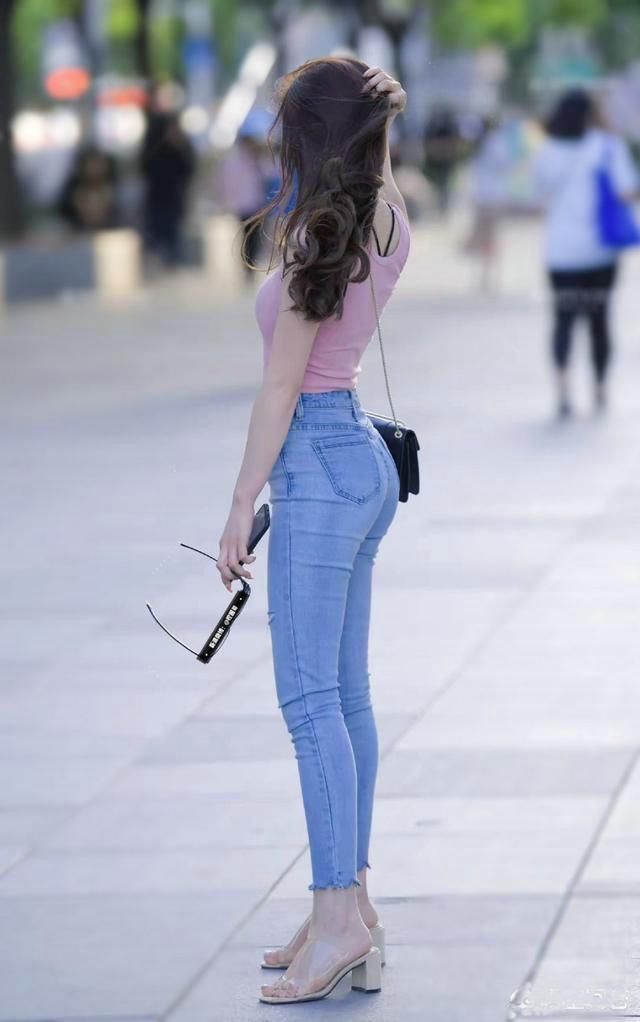 款式|牛仔裤款式多变现在究竟流行什么样的牛仔裤