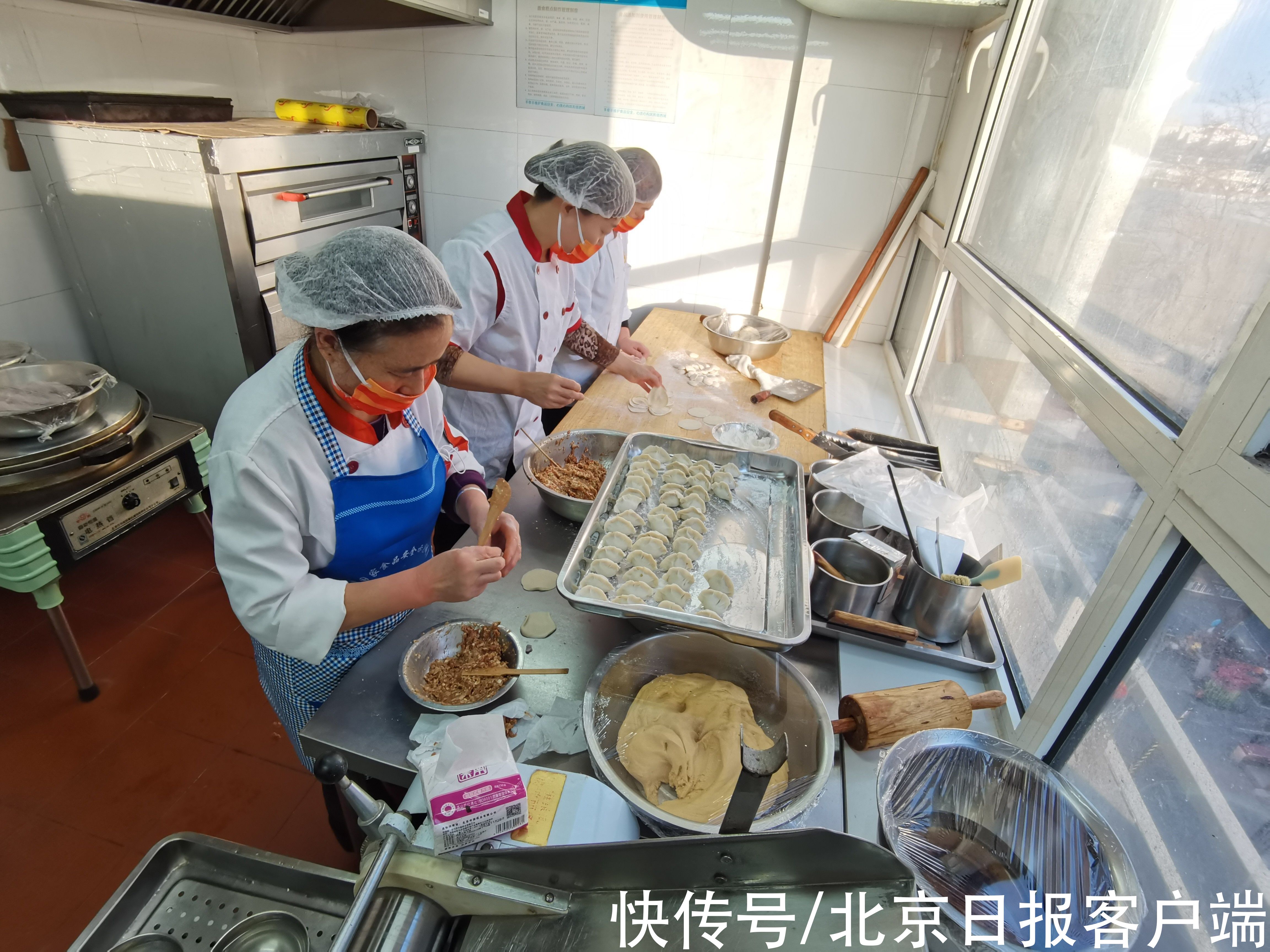 西城|除夕夜，西城封闭管理小区一线人员吃上“四色饺子”
