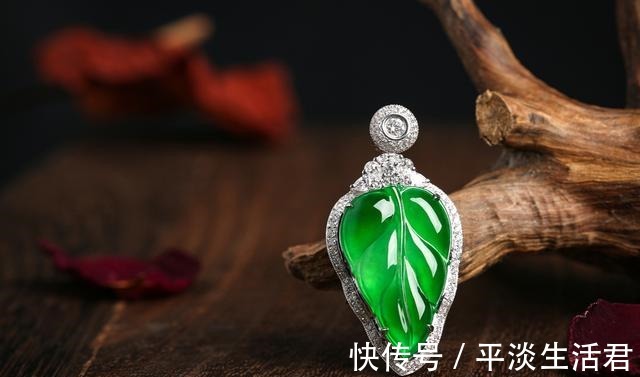 翡翠首饰 秋天的你适合戴什么款式的翡翠又该如何保养它呢!