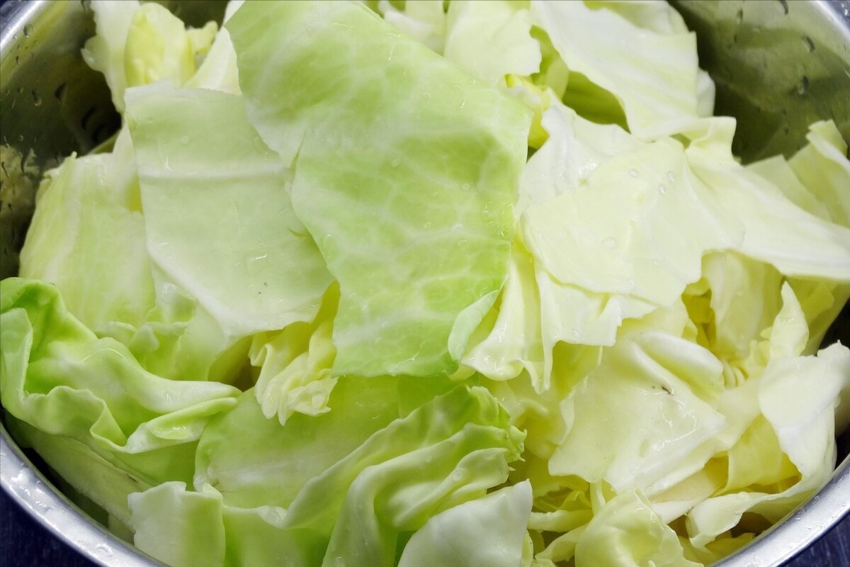 手撕包菜|做手撕包菜,不要直接下锅炒,多加1步骤,又香又脆,吃着真下饭
