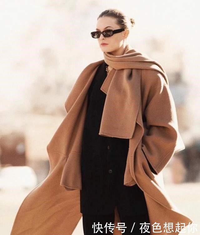 系法|喜欢穿大衣的女人,围巾建议这些“时髦系法”,脸都偷偷小一圈